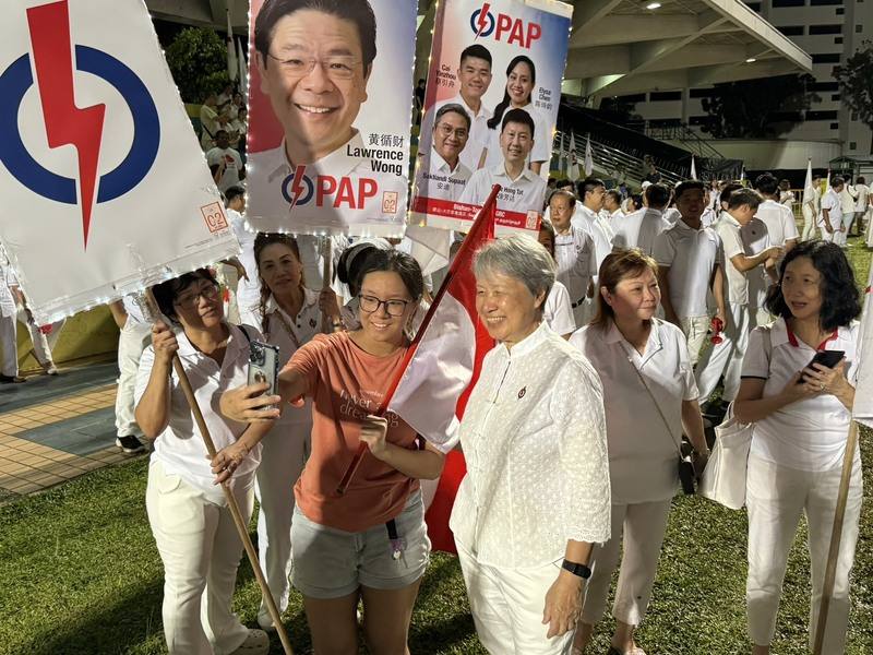 新加坡大選登場，新加坡前總理李顯龍夫人何晶（右3）抵達人民行動黨支持者集結的楊厝港體育場，與支持者合影。