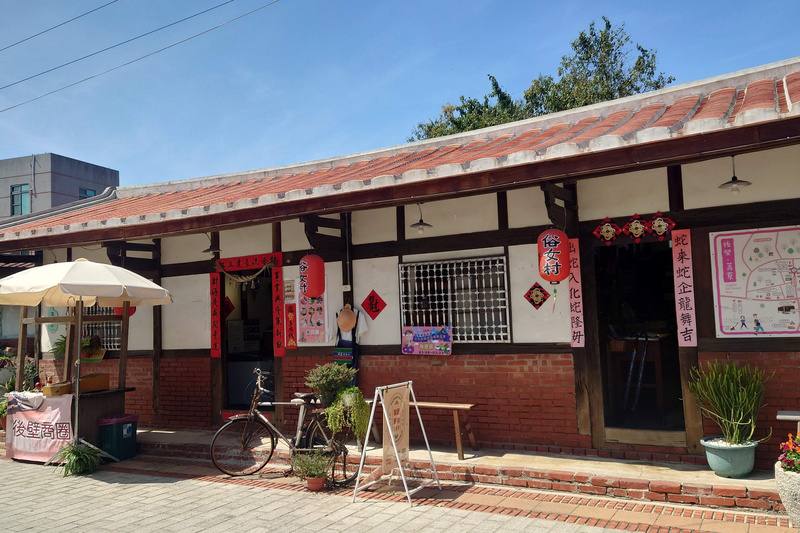 台劇「俗女養成記」在菁寮老街取景，地方多名創業青年一起活化閒置老屋打造「俗女村」，為老街創造新話題。
