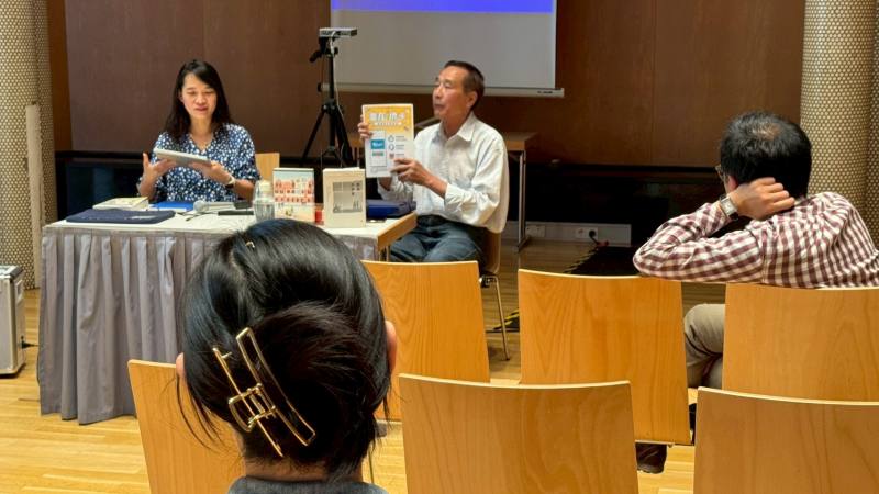 王錩文並行銷推廣僑務委員會i僑卡，說明i僑卡的申辦流程及優惠