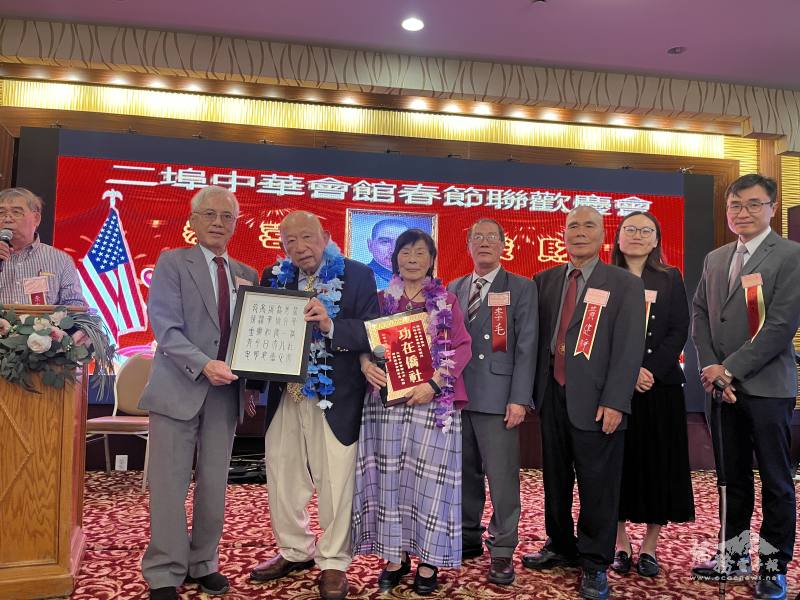 由左至右中華會館主席鄺振強陳榮良伉儷、副主席李毛及黃健錚、舊金山文教中心副主任劉岱欣、舊金山辦事處副組長侯國南