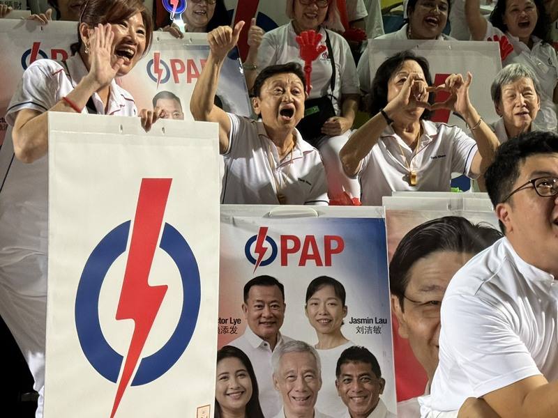 新加坡大選登場，人民行動黨支持者湧入楊厝港體育場，在現場歡呼。