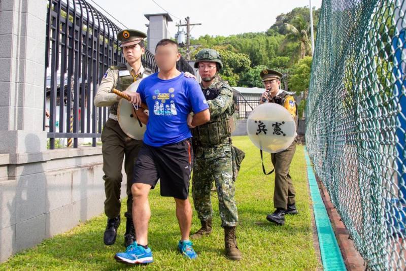 博愛營區營安演練，模擬不明人士擅入營區，遭勤務大隊及憲兵待命班官兵搜捕。（軍聞社記者王進福攝）