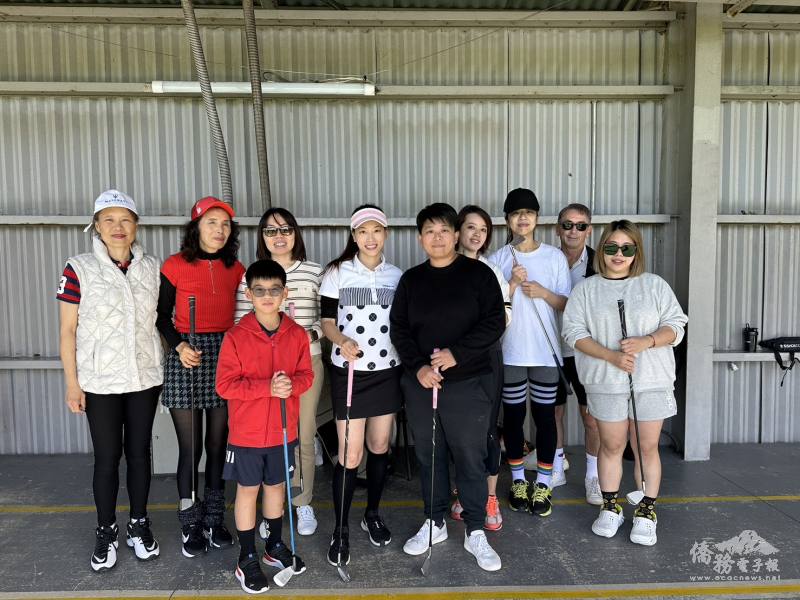 學員們共同體會到高爾夫發球的樂趣