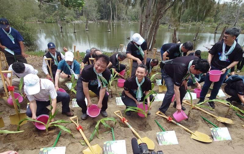 台灣羽球天后戴資穎（前排左3）4日在嘉義縣布袋鎮好美保安林（美漾森林）植樹造林活動，與中華電信董事長簡志誠（前排左2）等人種下文殊蘭，守護保安林生態。