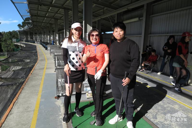 高爾夫指導教練陳雯欣(左)、駐奧克蘭辦事處處長陳詠韶(中)、紐西蘭中華婦女會會長劉千瑋(右)