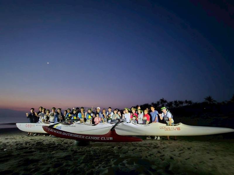 均一高中「跨越黑潮登島計畫」啟航合影