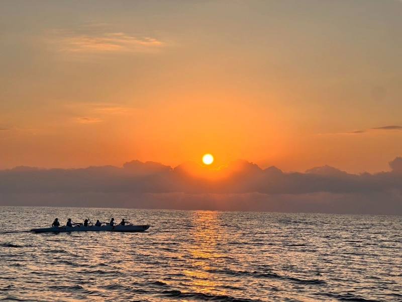 均一高中學生們於晨曦中奮力划向綠島