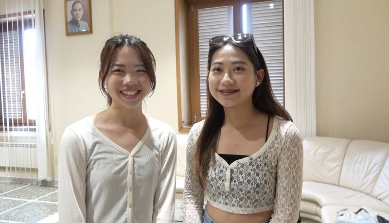 在比利時當交換學生的張佳樂（右）、呂宛霖（左）向中央社表示，她們特別參觀駐教廷使館並拍照，緩解思鄉的心情。