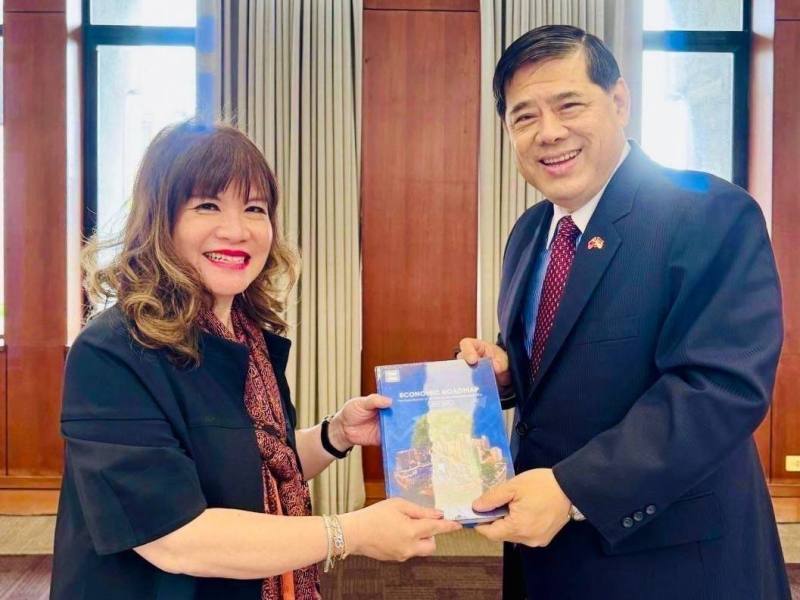 辛妲總主席（Shinta Kamdani）致贈禮品予外交部常務次長陳立國