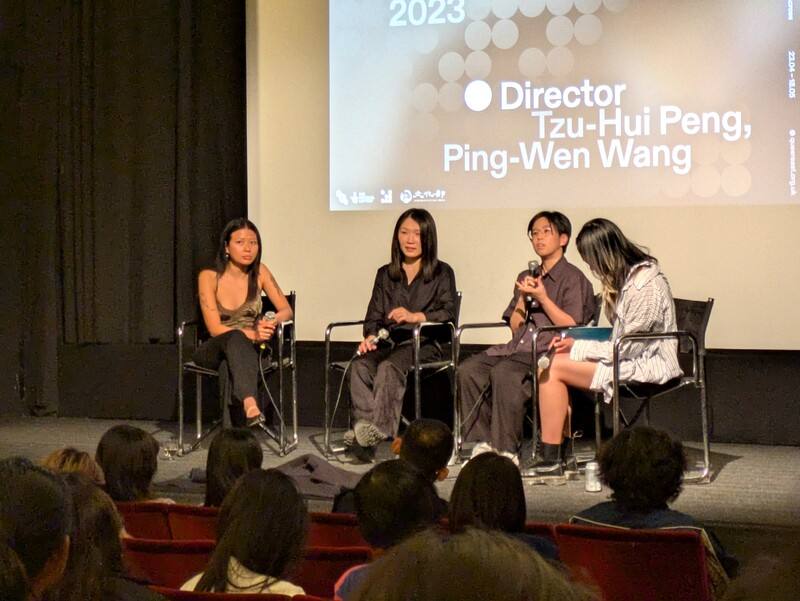 英國「亞洲酷兒藝術節」1日放映台灣導演王品文（右2）與彭紫惠（左2）的電影「春行」，並舉行映後座談。