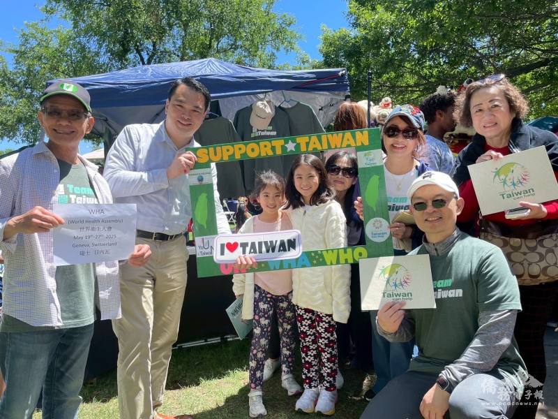 現場民眾持Support Taiwan手拿板以行動聲援臺灣參與WHA