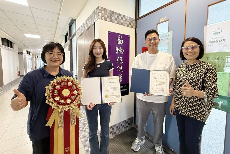 弘光科技大學動保系學生陳毓璇（左2），因喜歡為家中寵物打理造型，大學轉讀相關科系，日前參加「2025年第4屆韓國寵物藝術文化美容大賽」獲A級賽第2名。(中央社提供)