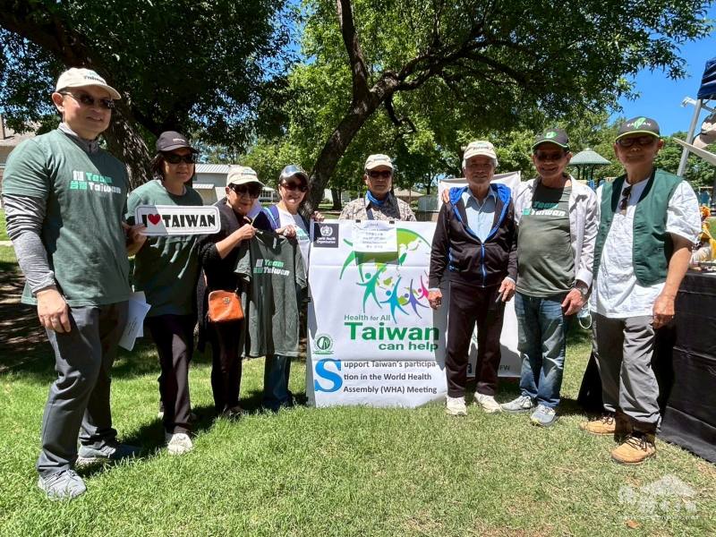 會長顏俊羽（左1）、僑務委員蔡靜燦（右2）及同鄉會幹部成員以行動支持臺灣