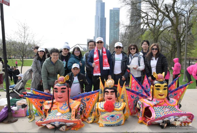 類延峰 (右五) 、大芝加哥臺灣同鄉會理事及工作人員合影