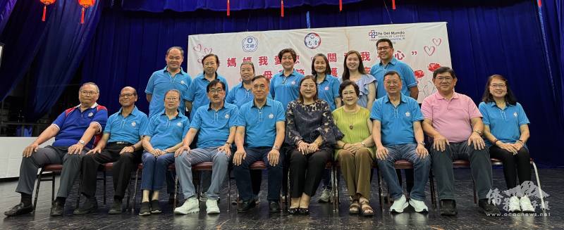 菲華志清學會常務委員莊銘凱（前排左5）等人與醫師洪丹茹（前排右5）合影