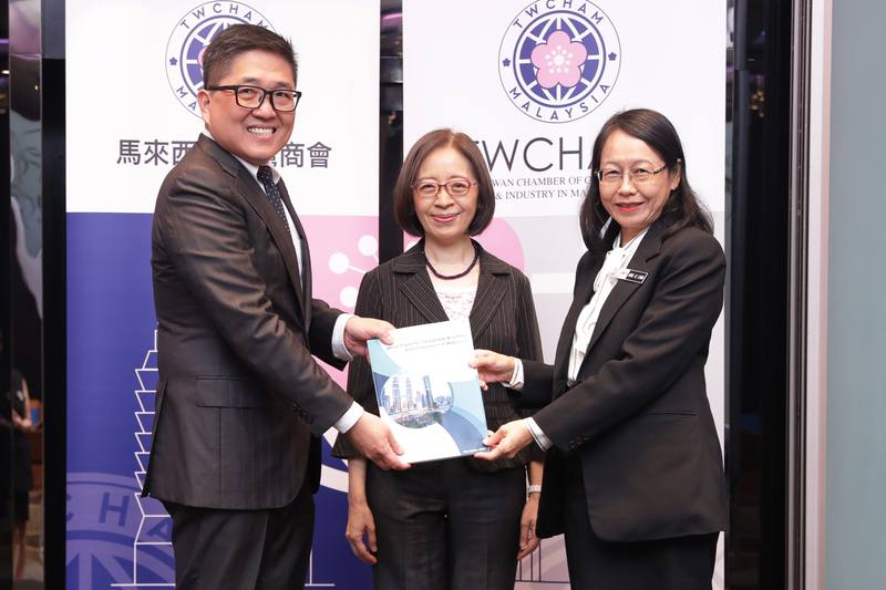 馬來西亞台商總會5日向投資、貿易和工業部（MITI）遞交經貿投資白皮書，由雙邊經貿關係司官員洪麗玲（Ang Li Ling）（右）代表接受。（中央社訊）