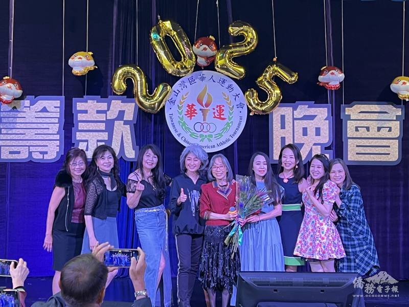 駐舊金山辦事處處長夫人雲雯蓁(中)深情獻唱〈孤星〉與〈不過人間〉