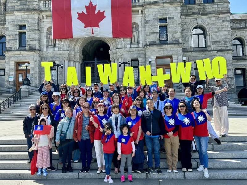 大溫哥華台灣僑界聯合會在卑詩省議會前主辦「聲援台灣加入WHO」活動，台僑結合外國友人力量，用高分貝喊出台灣的軟實力。（大溫哥華台灣僑界聯合會提供）
