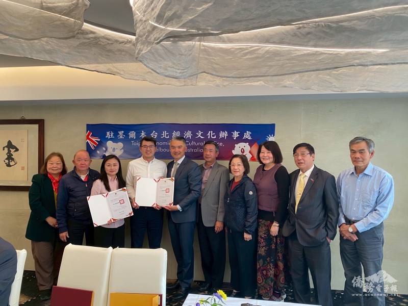 呂明澤代表頒發辦理慶祝中華民國113年雙十國慶活動感謝狀