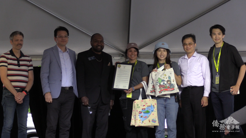 喬治亞州臺灣連線共同主席州參議員瑞特(左三)當天也宣讀友臺決議文。多若維爾市市長蓋爾曼(左1)、駐亞特蘭大辦事處處長王翼龍(左2)、亞特蘭大文教中心主任閻樹榮(右2)也到場同歡