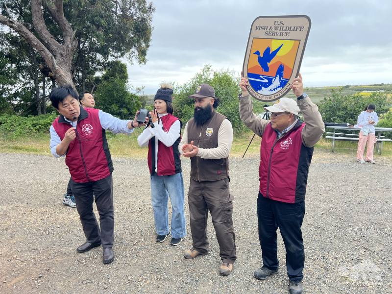 北加州校聯會會長奚藻勳(左)致歡迎詞