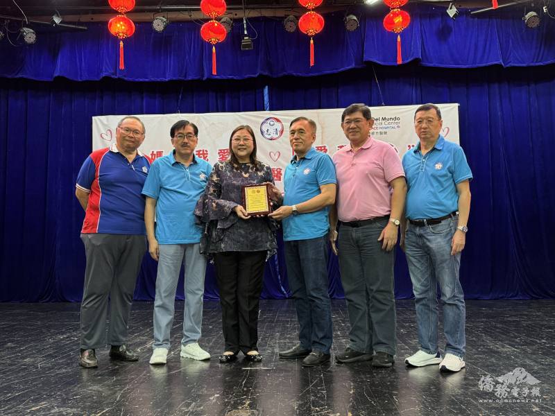 莊銘凱（右3）等人代表菲華志清學會贈送感謝牌予主講人洪丹茹（左3）