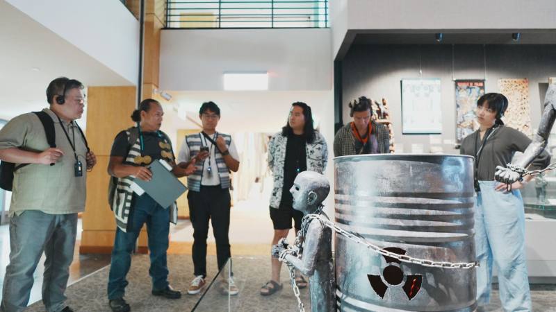 達悟族藝術家Siyan Misega與兒子Si Misega，帶領加拿大音樂人一行參訪南島廳與他訴求反核廢的藝術作品。