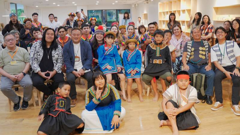 活動現場共演音樂團體、館長及來賓合影留念。