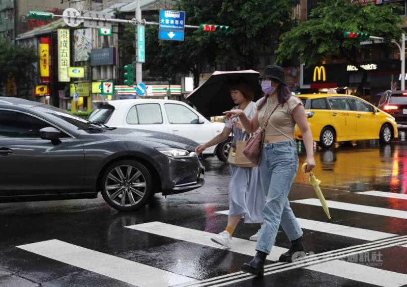 圖為台北市承德路一段與長安西路口汽車停等民眾過馬路。（中央社檔案照片）