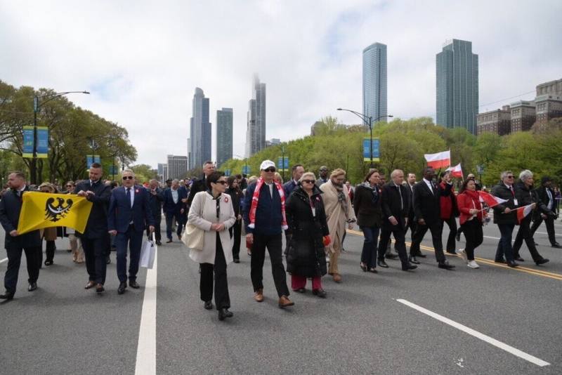 駐芝加哥辦事處長類延峰（前排戴白帽者）與當地政要外賓出席「波蘭憲法日」大遊行。（駐芝加哥辦事處提供）