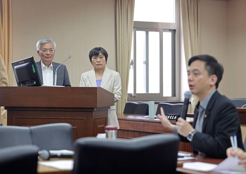 立法院內政委員會5日繼續審查社會秩序維護法部分條文修正草案，邀內政部長劉世芳(中)、警政署長張榮興(左)列席報告。