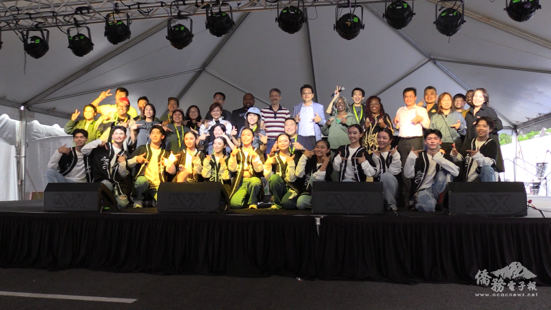 僑委會美加東文化訪問團，國立臺灣體育運動大學表演團隊及嘉賓們合影