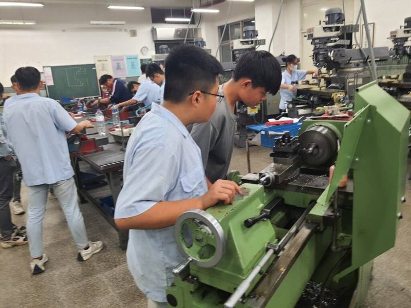 台中市東勢國中與東勢高工合作開設機械及動力機械職群課程，透過產學攜手培育豐厚的基礎人才。（國教署提供）