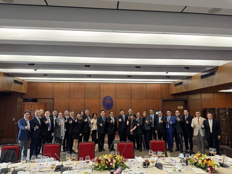 外交部常務次長陳立國與訪團合影