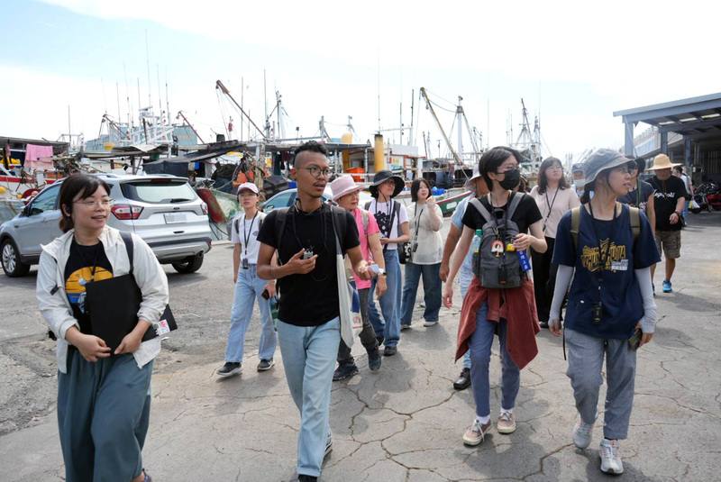 獨立書店「繫。本屋」統籌主辦屏日曬書祭，今年開
發新文化走讀路線「外籍船員的日常」，導讀人吳庭
寬（前左2）4日帶領參與者從東港港口出發，走過清
真寺與沿路印尼商店等漁工生活空間。