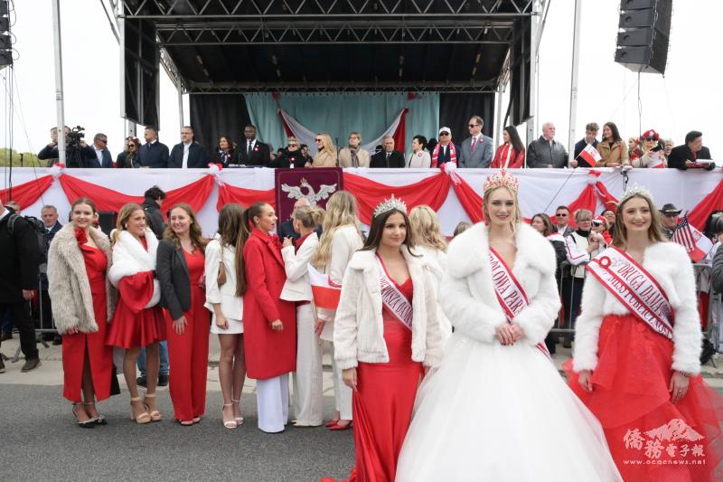 類延峰(戴白帽) 與政要在司令臺