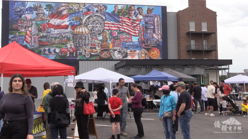 現場設置許多臺灣特色攤位，包括美食、文化、藝術品等，吸引民眾熱情參與