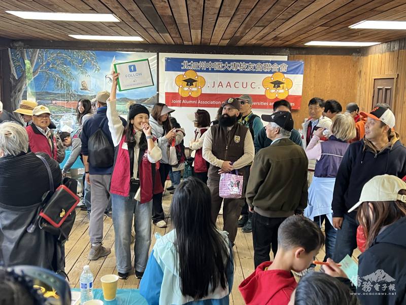 校友在小木屋享用點心與交流