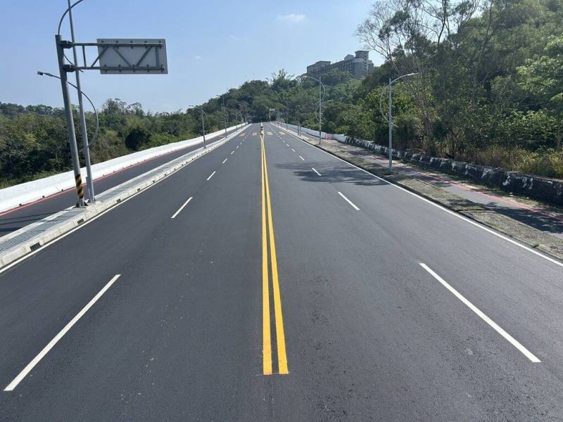 高雄市仁武區義大二路歷經2年施工，改善工程於民國114年5月完工，開放通行後，盼提高周邊觀光商圈及學區通行便利性。（高雄市工務局提供）