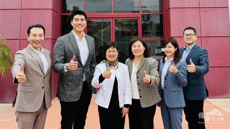 徐佳青（左三）參訪橙縣臺裔企業Macro International，與創辦人郭秀梅(右三)、執行長林聖翔（左二）、主任蕭蓓如（右二）、僑務委員陳啟耕（左一）及汪蔚興（右一）合影