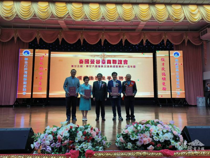 張俊福代表僑委會委員長徐佳青頒發僑務榮譽職聘書