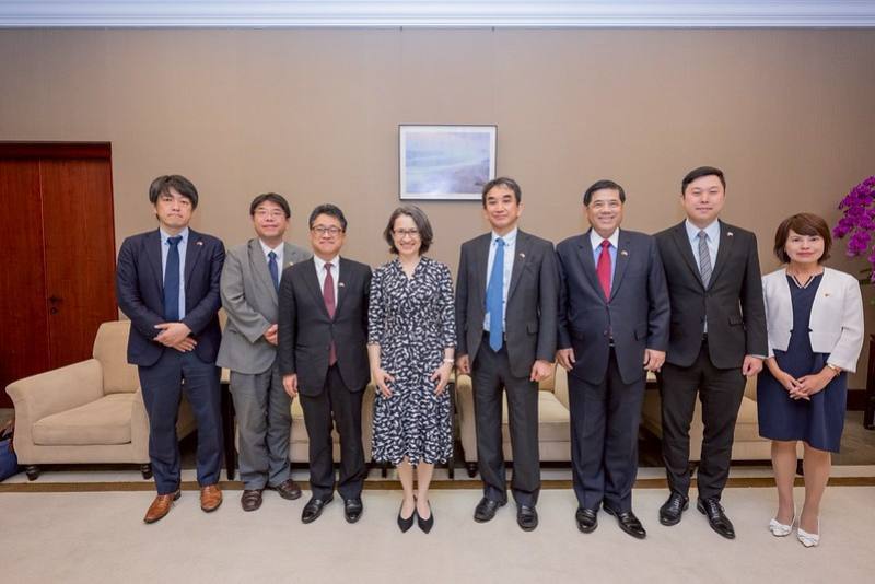 副總統與訪賓一行合影