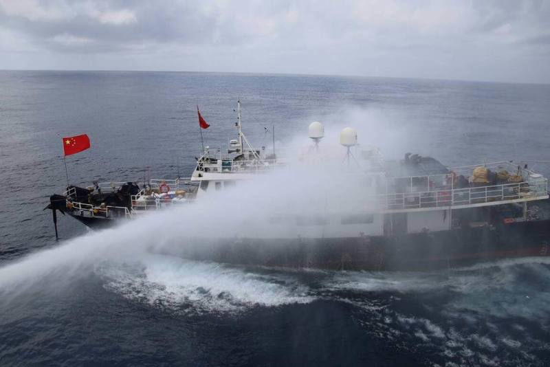 海洋委員會海巡署台中艦、巡護九號日前執行東沙海域巡弋任務時，發現有艘中國籍漁船違法進入東沙海域，台中艦立即以水砲強勢將其驅離。（海巡署提供）