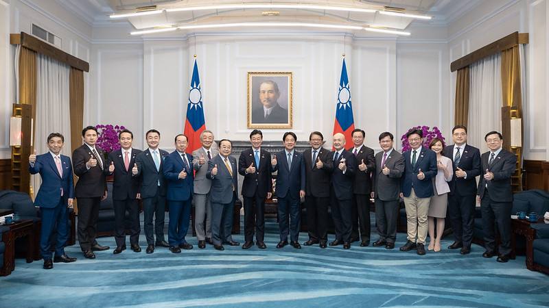 President Lai poses for a photo with Japanese Diet Member and former Minister of Economy, Trade, and Industry Nishimura Yasutoshi.