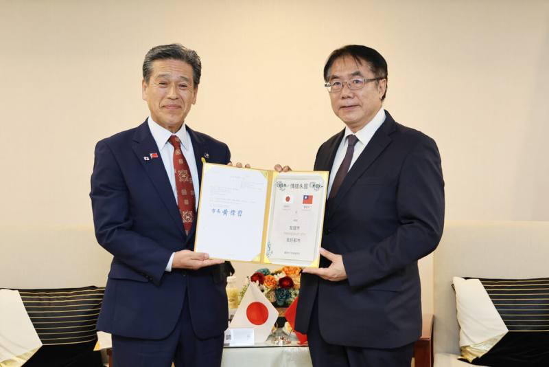 日本茨城縣那珂市長先﨑光（左）5日到台南市政府拜會市長黃偉哲（右），黃偉哲宣布，台南已規劃1條新設道路命名為「那珂街」。（台南市政府提供）