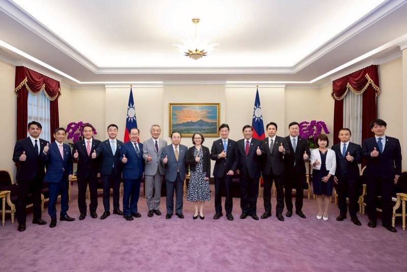 副總統與訪賓一行合影