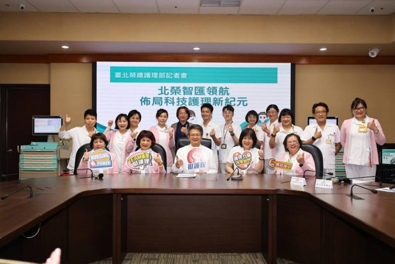 為減輕護理師工作負荷，台北榮總研發AI輔助護理紀錄書寫、語音輸入與即時翻譯、科技輔助給藥作業及全人護理指導智慧地圖等工具，協助提升護理師臨床作業效率，5日舉行記者會發表研發成果。（北榮提供）