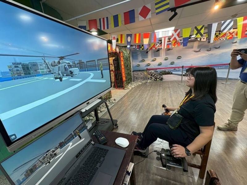 教育部6日發布新聞稿，國中小推動全民國防教育融入式教學，今年4、5月間舉辦工作坊，邀請教師實地參訪左營軍區、陸軍第五地區支援指揮部，透過模擬駕駛直升機等多元體驗活動。將實務轉化為教學素材。（教育部提供）