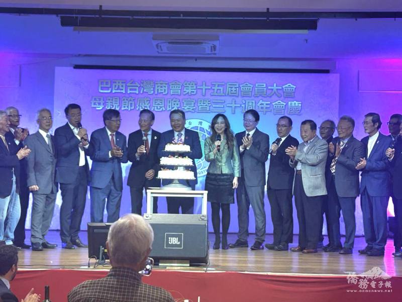 理監事們合切蛋糕慶祝臺商會成立三十年