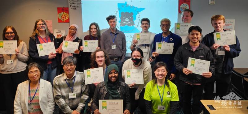 方沛文（前右一）與初級班師生合照